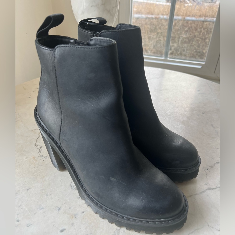 NWT & Box Dr. Martens Platform Chelsea Boots Black Size 9